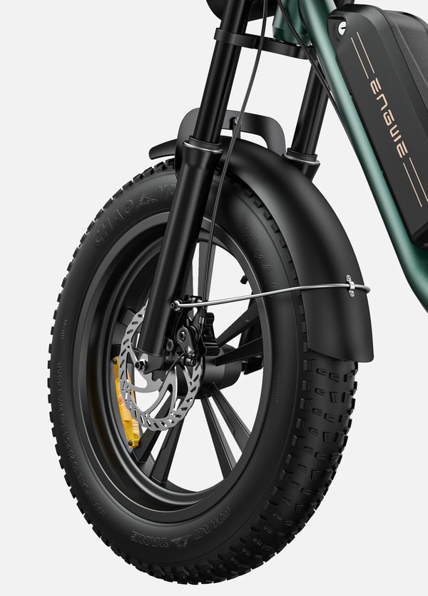 Engwe M20 voorwiel close-up die de 20 inch fatbike band, voorvork, spatbord, schijfrem en geïntegreerde accu toont