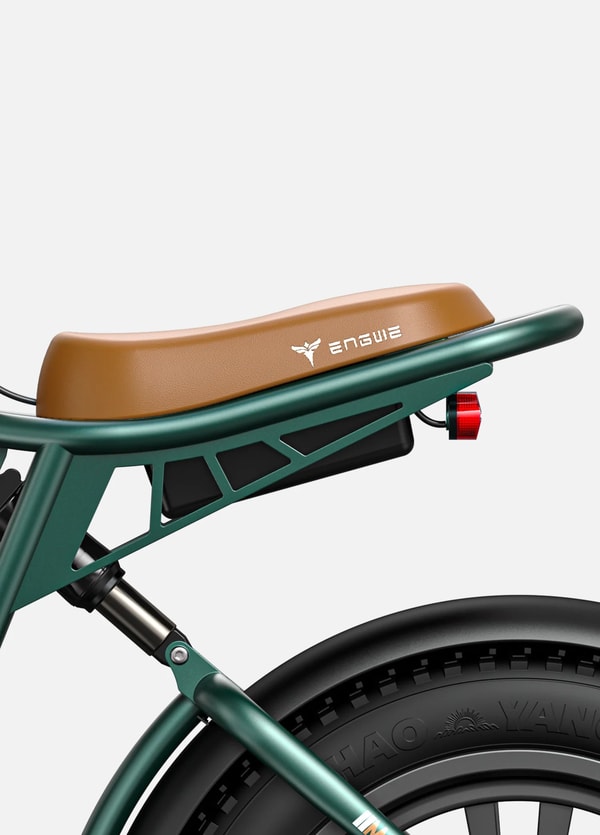 Engwe M20 lang bruin gewatteerd zadel en achterframe in close-up getoond boven de achterste fatbike band