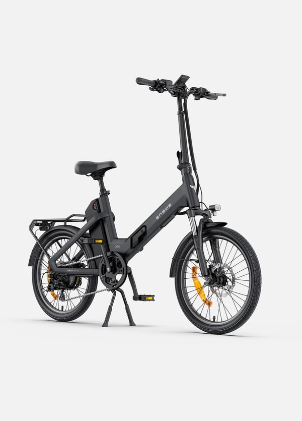 Grijze Engwe O20 Boost opvouwbare elektrische fiets getoond vanuit een driekwart vooraanzicht met display, koplamp, voorvering en bagagedrager