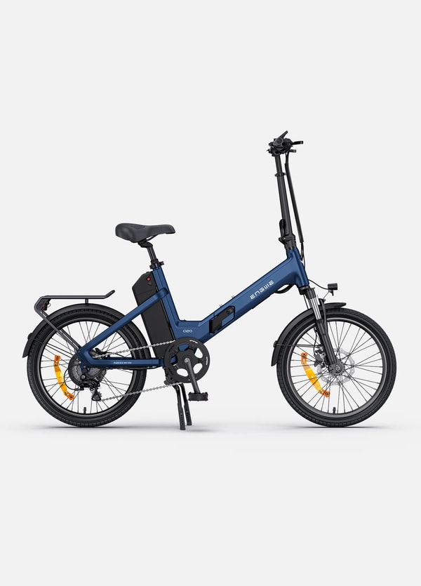 Blauwe Engwe O20 Boost opvouwbare elektrische fiets getoond in zijaanzicht met voorvering, spatborden, bagagedrager en geïntegreerde accu