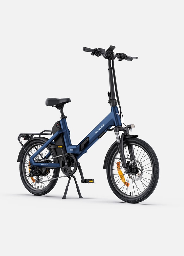 Blauwe Engwe O20 Boost opvouwbare elektrische fiets getoond vanuit een driekwart vooraanzicht met display, koplamp, voorvering, bagagedrager en dubbele zijstandaard