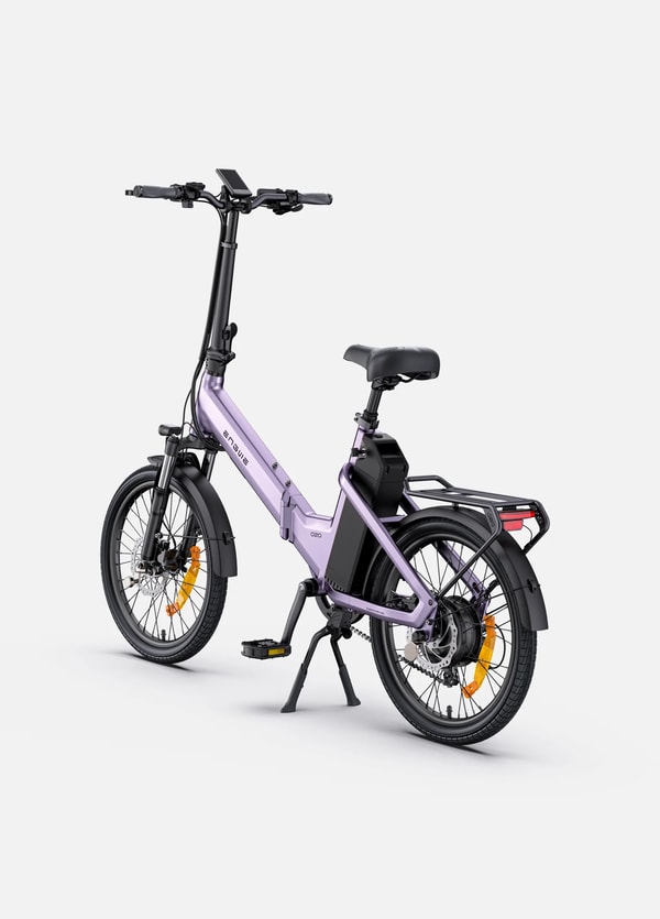 Paarse Engwe O20 Boost opvouwbare elektrische fiets getoond vanuit een driekwart achteraanzicht met bagagedrager, achterlicht, spatborden en geïntegreerde accu
