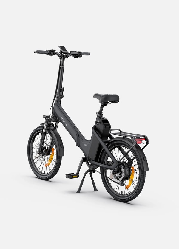 Grijze Engwe O20 Boost opvouwbare elektrische fiets getoond vanuit een driekwart achteraanzicht met bagagedrager, achterlicht, spatborden en geïntegreerde accu