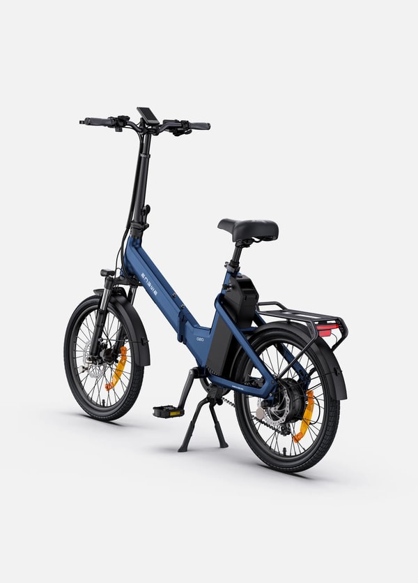Blauwe Engwe O20 Boost opvouwbare elektrische fiets getoond vanuit een driekwart achteraanzicht met bagagedrager, achterlicht, spatborden en geïntegreerde accu