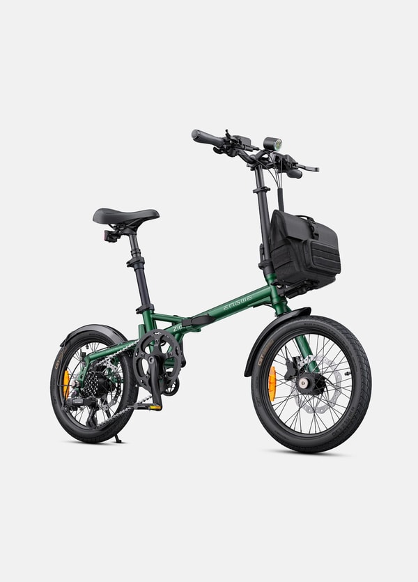 Groene Engwe Zip opvouwbare elektrische fiets getoond vanuit een driekwart vooraanzicht met voorste opbergtas, koplamp, hydraulische schijfremmen en volledige spatborden