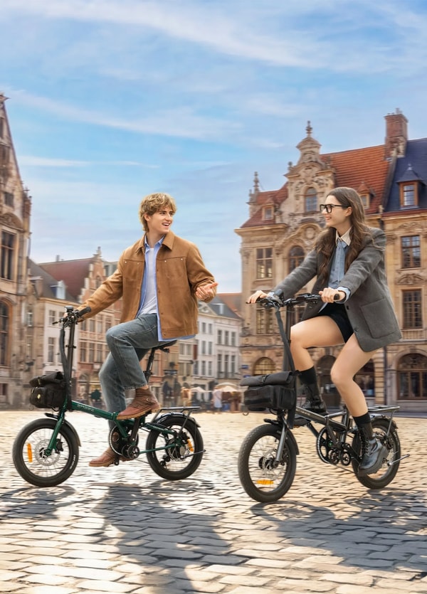 Twee rijders die groene en grijze Engwe Zip opvouwbare elektrische fietsen gebruiken op een klinkerplein in de stad met historische gebouwen