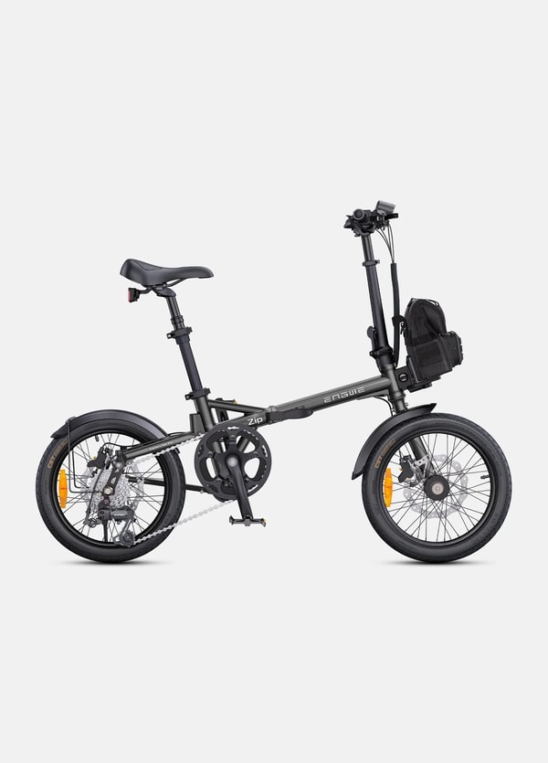 Grijze Engwe Zip opvouwbare elektrische fiets getoond in zijaanzicht met voorste opbergtas, geveerde zadelpen, volledige spatborden en 16 inch banden