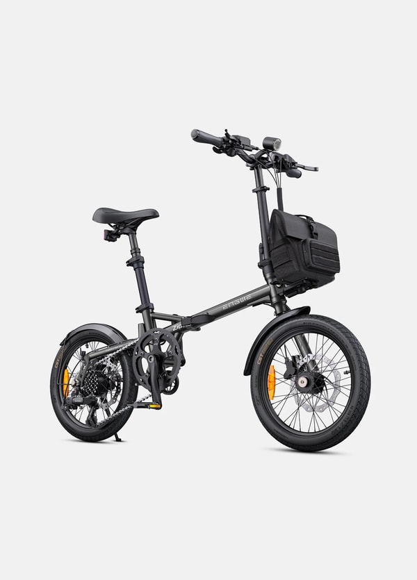 Grijze Engwe Zip opvouwbare elektrische fiets getoond vanuit een driekwart vooraanzicht met voorste opbergtas, koplamp, hydraulische schijfremmen en volledige spatborden