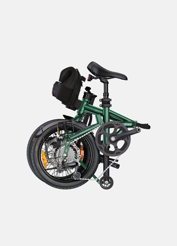 Groene Engwe Zip opvouwbare elektrische fiets opgevouwen getoond vanuit een driekwart achteraanzicht met voorste opbergtas, compacte wielen, zwenkwiel en schijfremmen