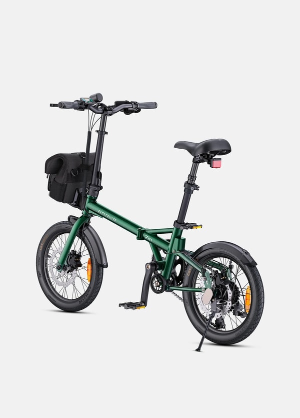 Groene Engwe Zip opvouwbare elektrische fiets getoond vanuit een driekwart achteraanzicht met dubbele zijstandaard, rood achterlicht, voorste opbergtas, volledige spatborden en 16 inch banden