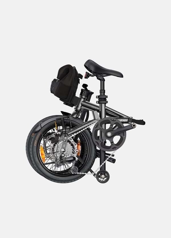 Grijze Engwe Zip opvouwbare elektrische fiets opgevouwen getoond vanuit een driekwart achteraanzicht met voorste opbergtas, compacte wielen, zwenkwiel en schijfremmen