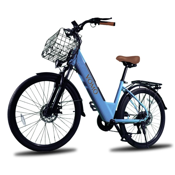 Blauwe VOMO CS20 instap elektrische stadsfiets getoond vanuit een driekwart vooraanzicht met voormand, koplamp en voorvork