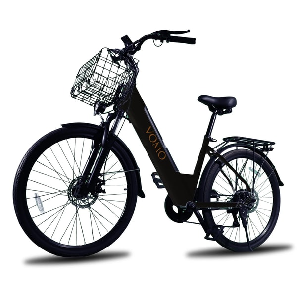 Zwarte VOMO CS20 elektrische stadsfiets getoond vanuit een driekwart aanzicht met instapframe, voormand, bagagedrager en schijfremmen
