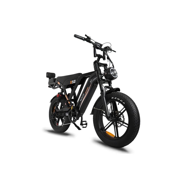 Zwarte VOMO X50 elektrische fatbike getoond vanuit een driekwart vooraanzicht met grote koplamp, lang zadel, achtervering en Kenda fatbike banden