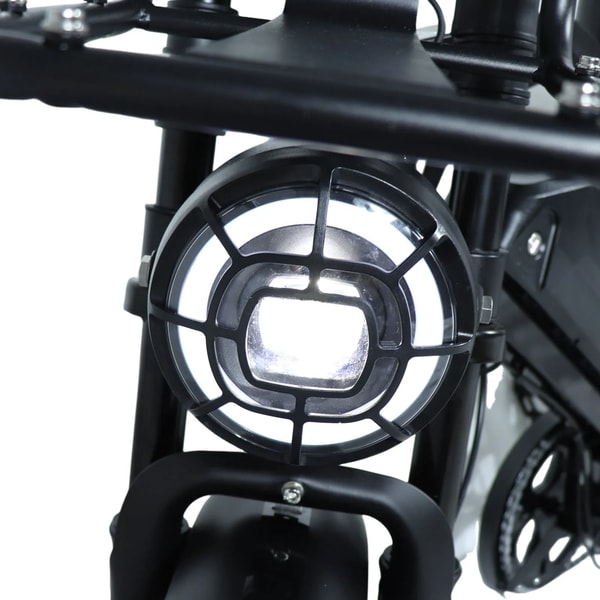 Close-up van de ronde voorste VOMO X70 koplamp met beschermend rooster en heldere led-ring