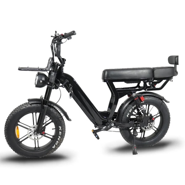 Zwarte VOMO X70 cargo elektrische fatbike getoond vanuit de tegenovergestelde zijde met lang gewatteerd bankzadel, achterste rugleuning, voorste koplamp, achtervering en fatbike banden
