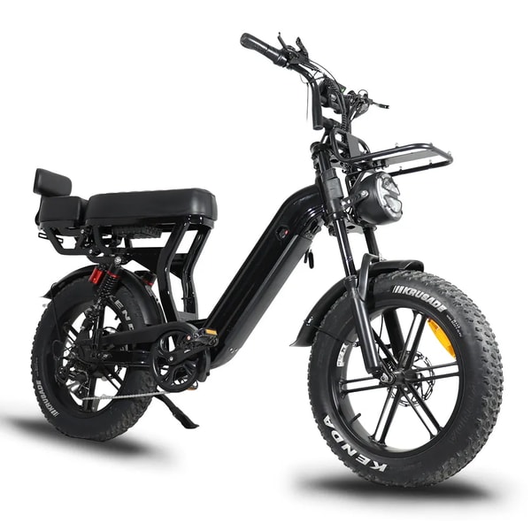 Zwarte VOMO X70 cargo elektrische fatbike getoond vanuit een driekwart vooraanzicht met lang gewatteerd bankzadel, achterste rugleuning, voorste bagagedrager, ronde koplamp en fatbike banden