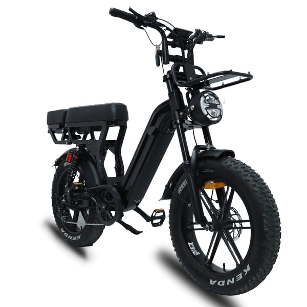 Zwarte VOMO X70 cargo elektrische fatbike getoond vanuit een driekwart vooraanzicht met ronde koplamp, voorste bagagedrager, lang gewatteerd zadel, achterste rugleuning en fatbike banden