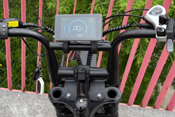 Close-up van het VOMO X70 stuur met lcd-display, bedieningselementen, remhendels, gashendel en contactsleutelschakelaar
