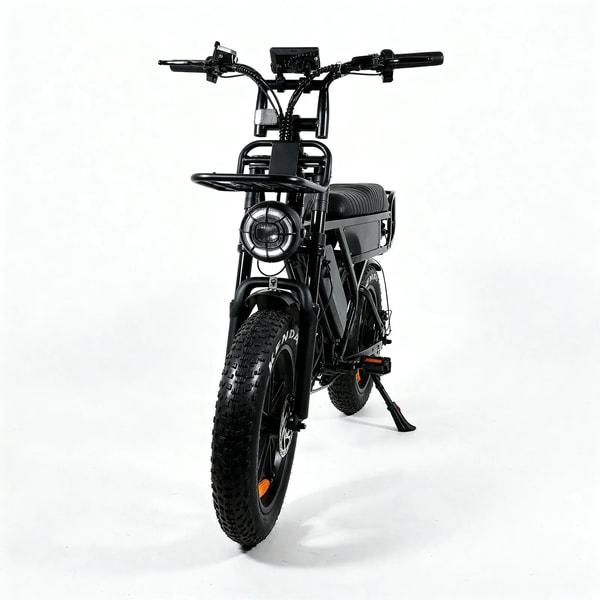 Zwarte VOMO X90 elektrische fatbike van voren getoond met ronde koplamp, voorste bagagedrager, lang gewatteerd zadel, brede voorband en volledige spatborden